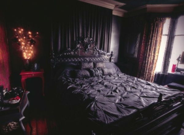 vakker-gotisk-roms-med-en-dark-sengs