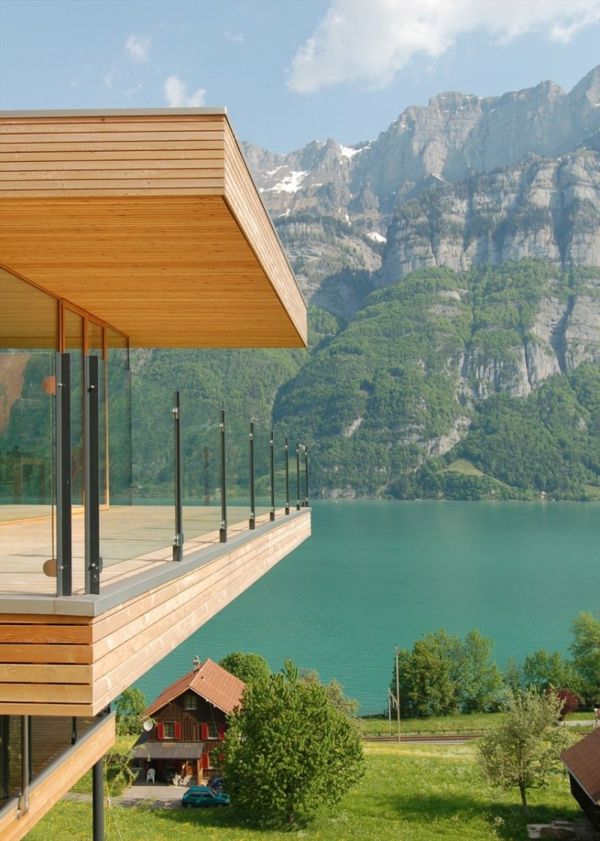 gražus gyvenamasis namas su elegantiška medine terasa su vaizdu į kalnus