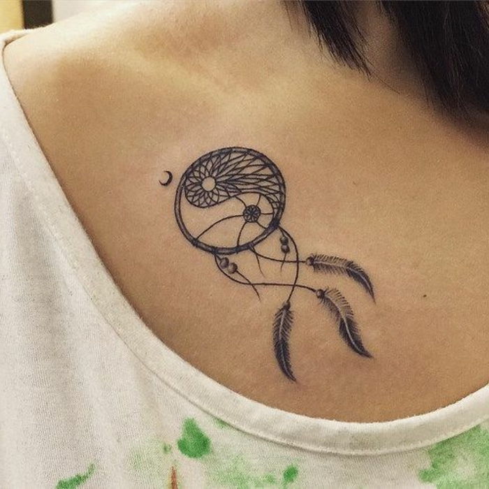 o luna si yin si yang si un catcher de vis cu pene negre - o idee minunata pentru un tatuaj mic pe lama de umar