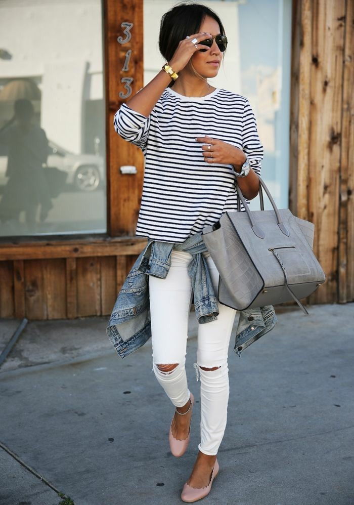 trasiga jeans och vita-jeans-lady-randig blus-grå-maxi bag