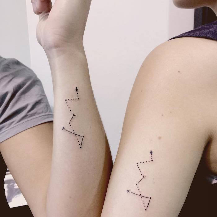 tatuaggio per gli amanti - mani con tatuaggi neri con un'immagine di stella nera con stelline nere