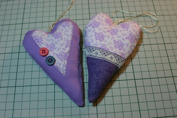 du gražiai violetinės-širdies-audinio-savęs siuvimo-įdomus fonas