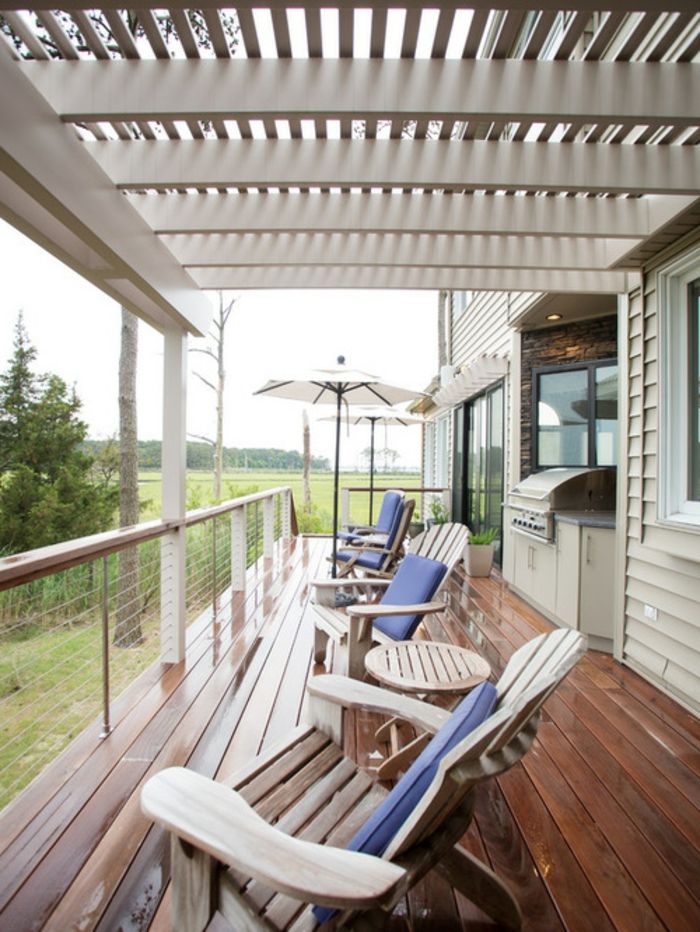Balkon luifel houten geschilderde witte tuinmeubelen parasol lounge