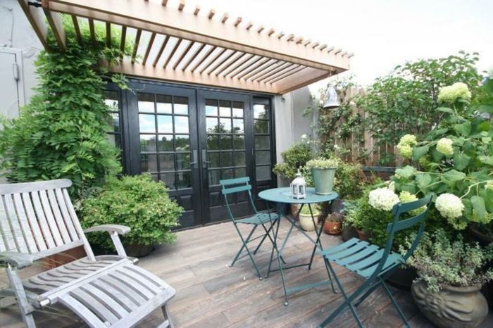 groot terras met planten design lounge meubilair en houten vloeren