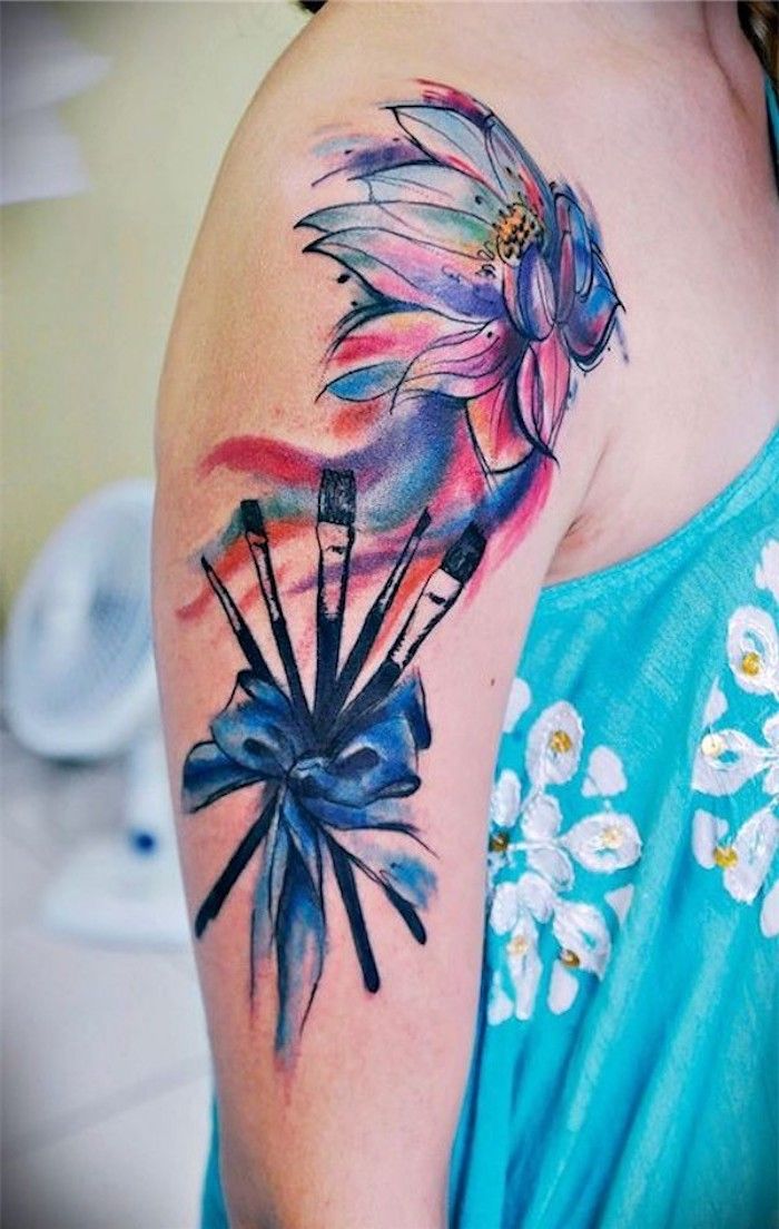Gėlių tatuiruotė ant viršutinės rankos, akvarelės tatuiruotė su gėlėmis, šepečiai ir lankas