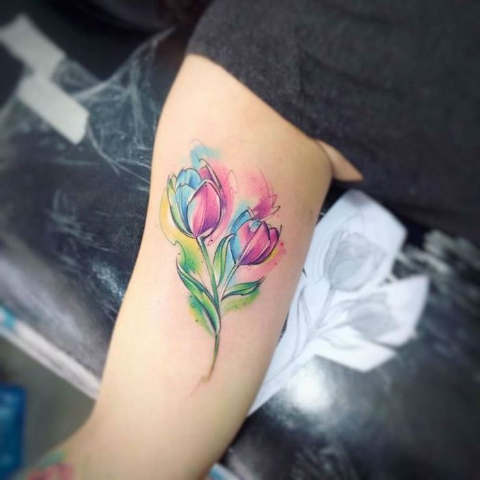 tatuiruotės gėlės, moteris su kleureno akvarelės tatuiruote ant rankos