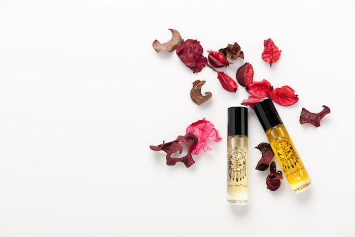 parfumată cu iasomie și ulei de trandafir, petale de trandafiri uscate, produse cosmetice realizate din produse naturale
