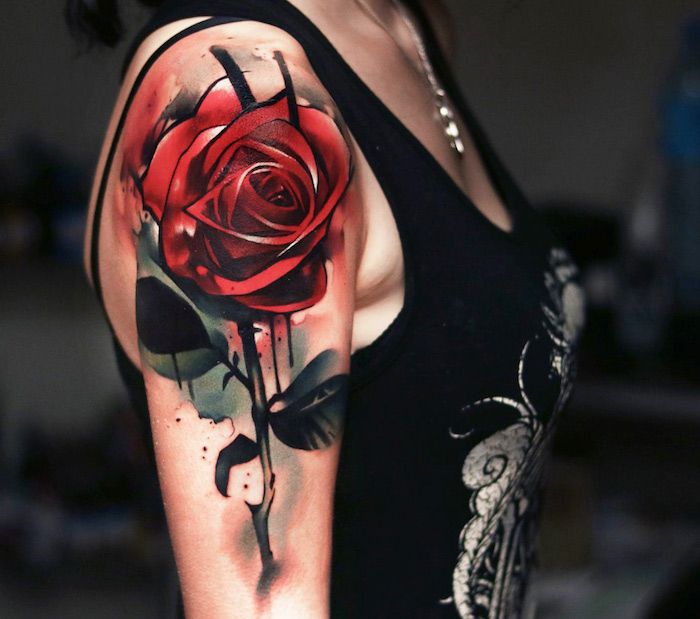 Gėlių tatuiruotės moterims, moteriai su raudonąja roze ant jos rankos