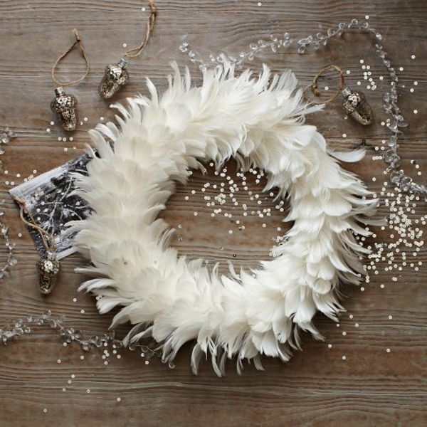 belo božično dekoracijo - venec iz perja