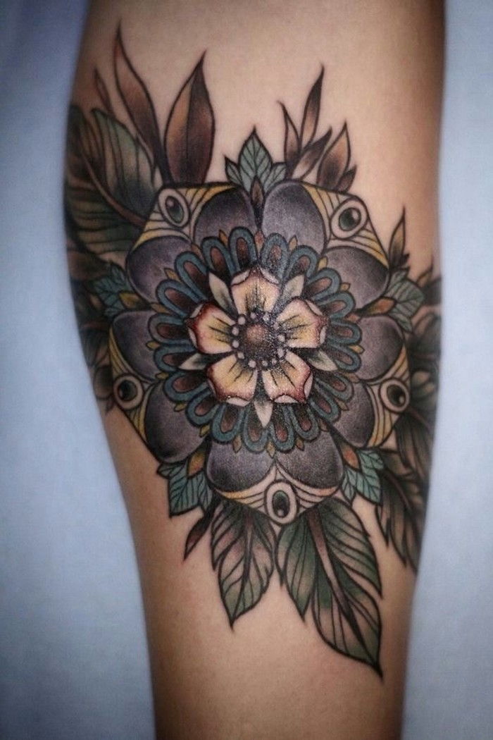 spalvos gėlės tatuiruotės, tatuiruotė su gėlių motyvais ant kojos