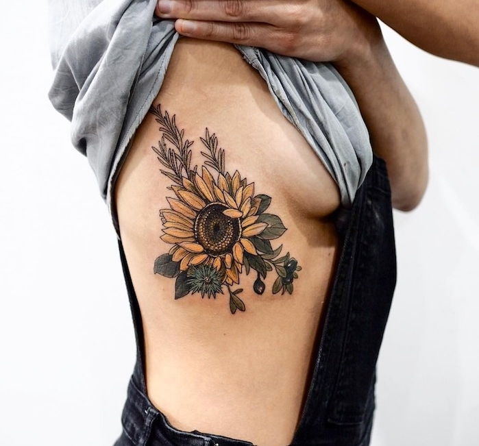 gėlių tatuiruotės moterims, moteris su saulėgrąžų tatuiruotėmis ant kūno pusės