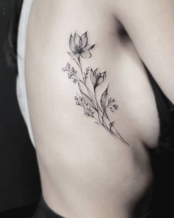 gėlių šaknys juodos ir pilkos ant kūno pusės, tatuiruotės moterims