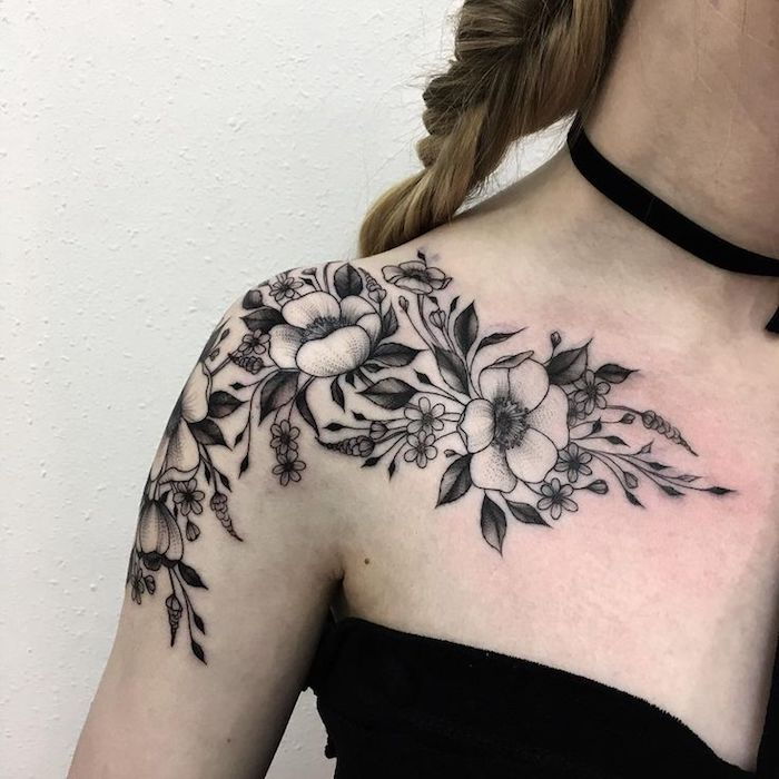 tatuiruotė moteris, moteris su juoda ir pilka tatuiruotė ant peties