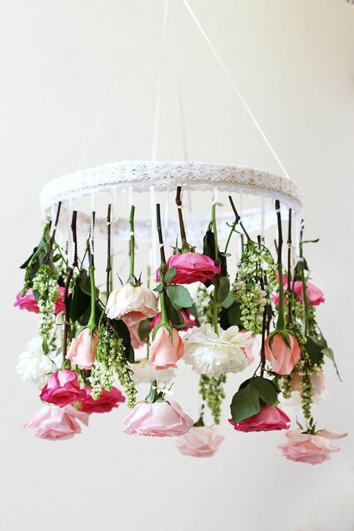 fare decorazione primaverile, mobile da fiori, anello con pizzo bianco, rose