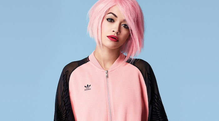 rosa hår, sminke for pastell rosa hår, sweatshirt i rosa og svart
