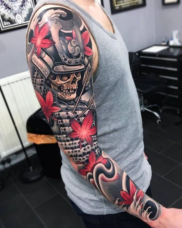 tatuaggio del samurai, manicotto, tatuaggio del braccio, cranio, casco, foglie rosse dell'albero