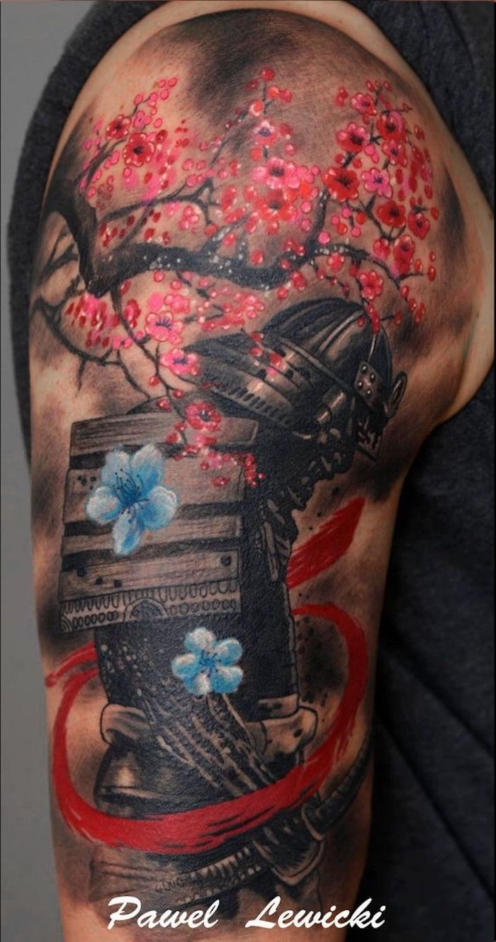 tatuaggio da combattente, fiori blu, blu, tatuaggio del braccio superiore, tatuaggio