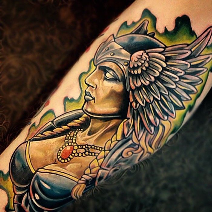 tatuaggi vichinghi, donna, elmo con ali, capelli biondi, collana dorata