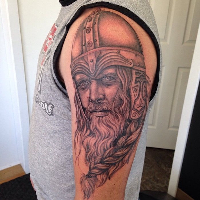 tatuaggi viking, uomo, t-shirt grigia, vichingo con elmo e barba lunga