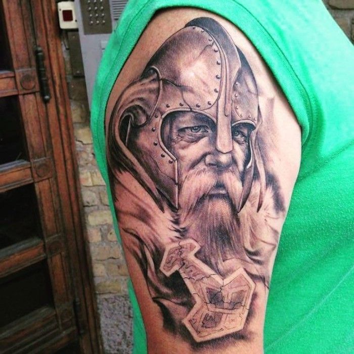 tatuaggi viking, t-shirt verde, vichingo con elmo e barba lunga