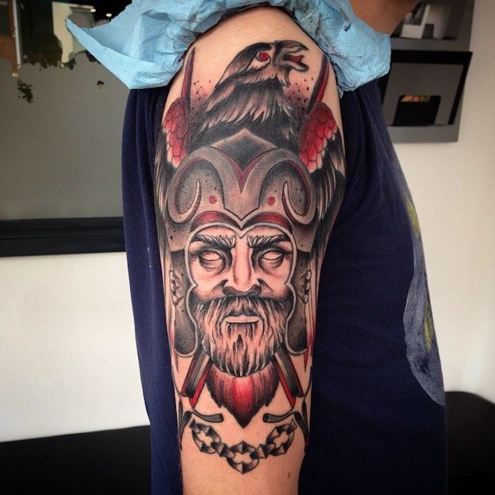 tatuaggi viking, vichingo con elmo, uccello, tatuaggio del braccio