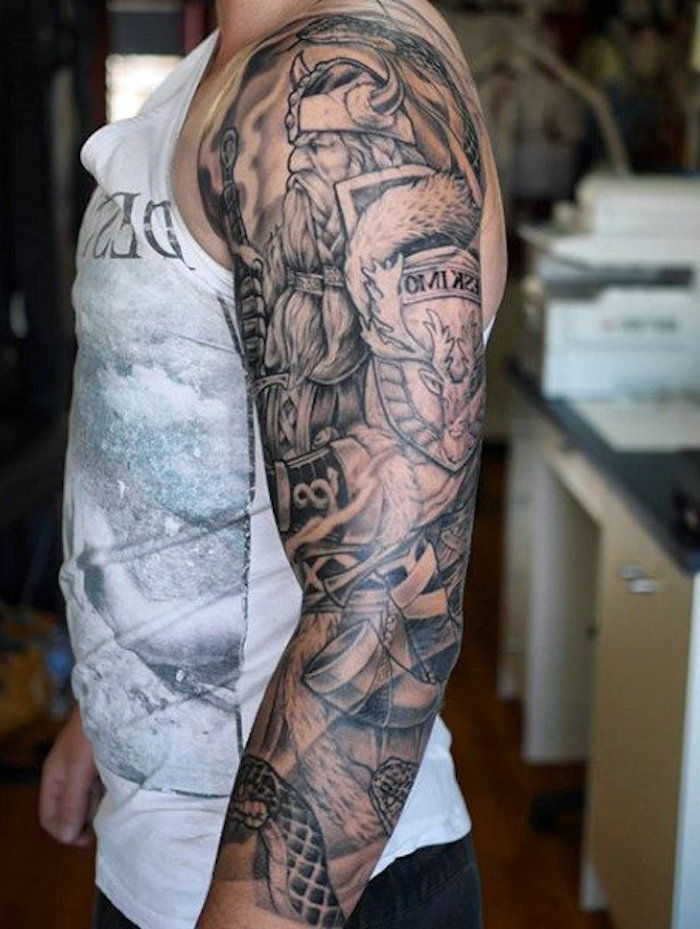 tatuaggio vichingo, manica tatuaggio, manica, in nero e grigio, uomo
