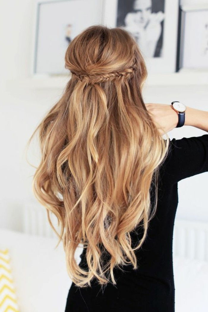 10 vardagliga frisyrer-long-blond-hair-fläta-armbandsur-black-blus