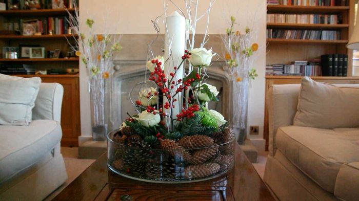 sezónnu výzdobu s kužeľmi, biele ruže, červené bobule a veľkú bielu sviečku