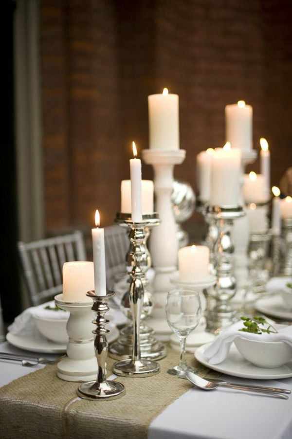 bele božične dekoracije - sveče v beli barvi na mizi