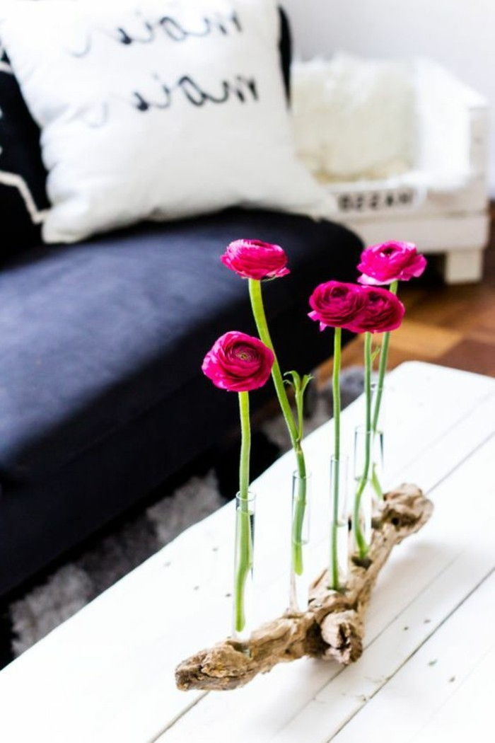15-Druciarz-su-Driftwood-balta-stalo-rožinė-gėlės-stiklo vazos-juoda-sofos-balta-kisse