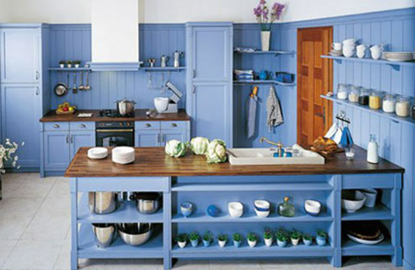 multe rafturi într-o bucătărie rustică albastră