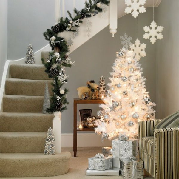 biała świąteczna dekoracja na balustrady schodów