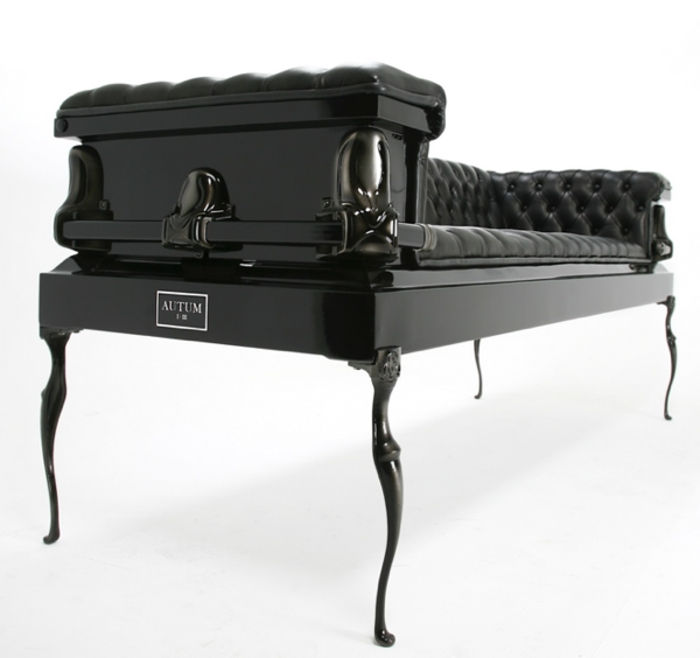 Gotsko pohištvo: gotski kavč v črni barvi s črnimi lesenimi nogami in kovinskimi okraski