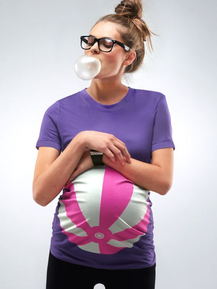 zwangerschaps-kleding, shirt in paars, grappig, bal, zomer, korte mouwen