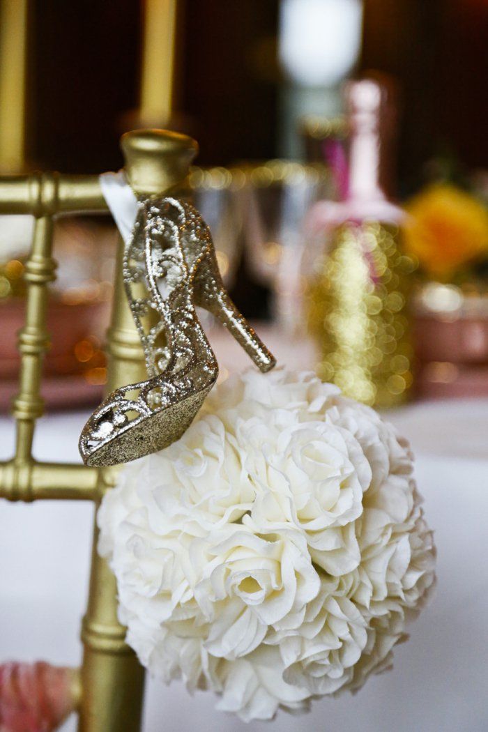 2 romantiškas vestuvių idėją ir aukso batai įkvėpė po-Pelenės istorija