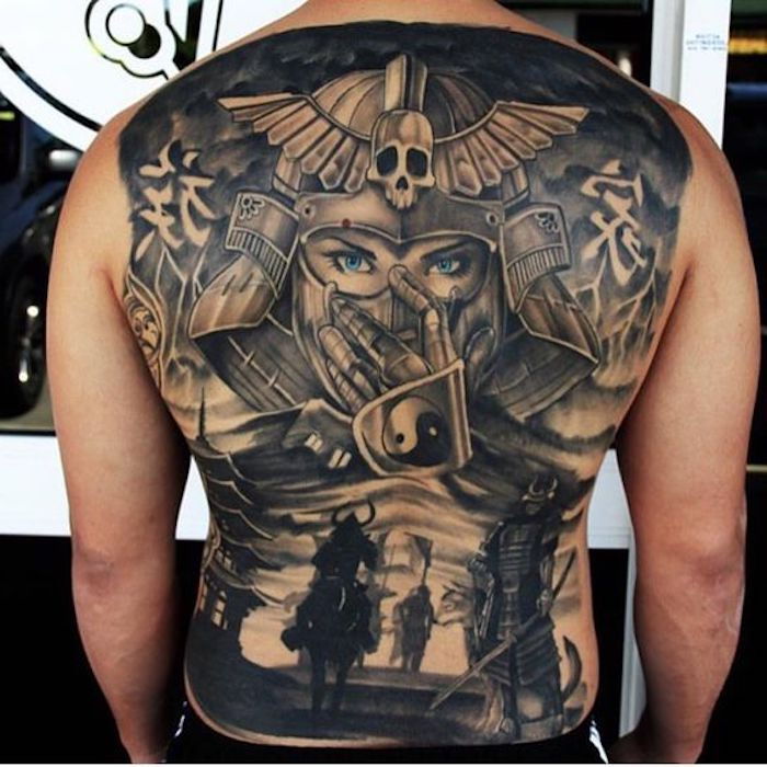 tatuaggio da combattente, tatuaggio schiena, tatuaggio schiena, donna con occhi blu