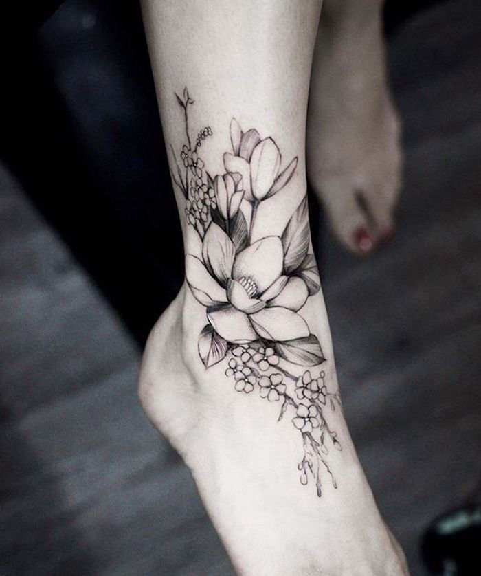 tatuiruotė gėlių tatuiruotė, maža tatuiruotė su lelijos motyvais ant koja