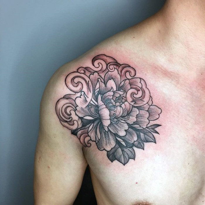 tatuiruotės gėlės, žmogus su dideliu gėlių juodu ir pilku ant peties