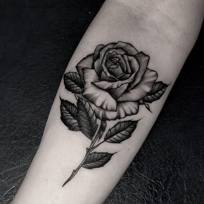 Tatuiruotės prasmė, tatuiruočių rankos, juodos ir pilkos rožių tatuiruotės