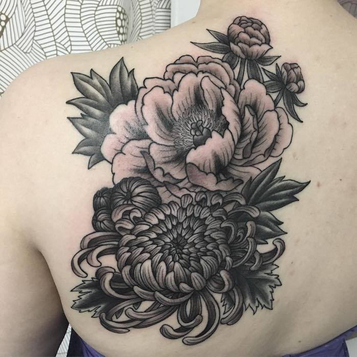 tatuiruotė atgal moteris, didelės gėlės juoda ir pilka, tatuiruotės moterims