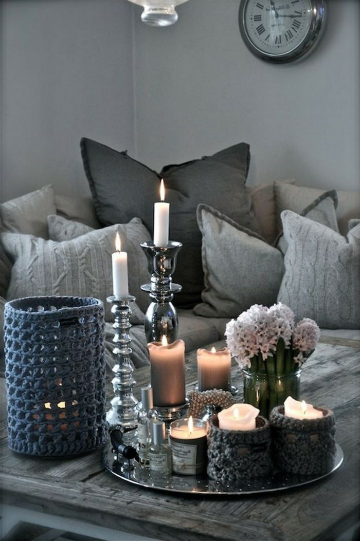 krásne nápady dekorácie v obývacej izbe pre konferenčný stolík so sviečkami v rôznych veľkostiach a bielych kvetov