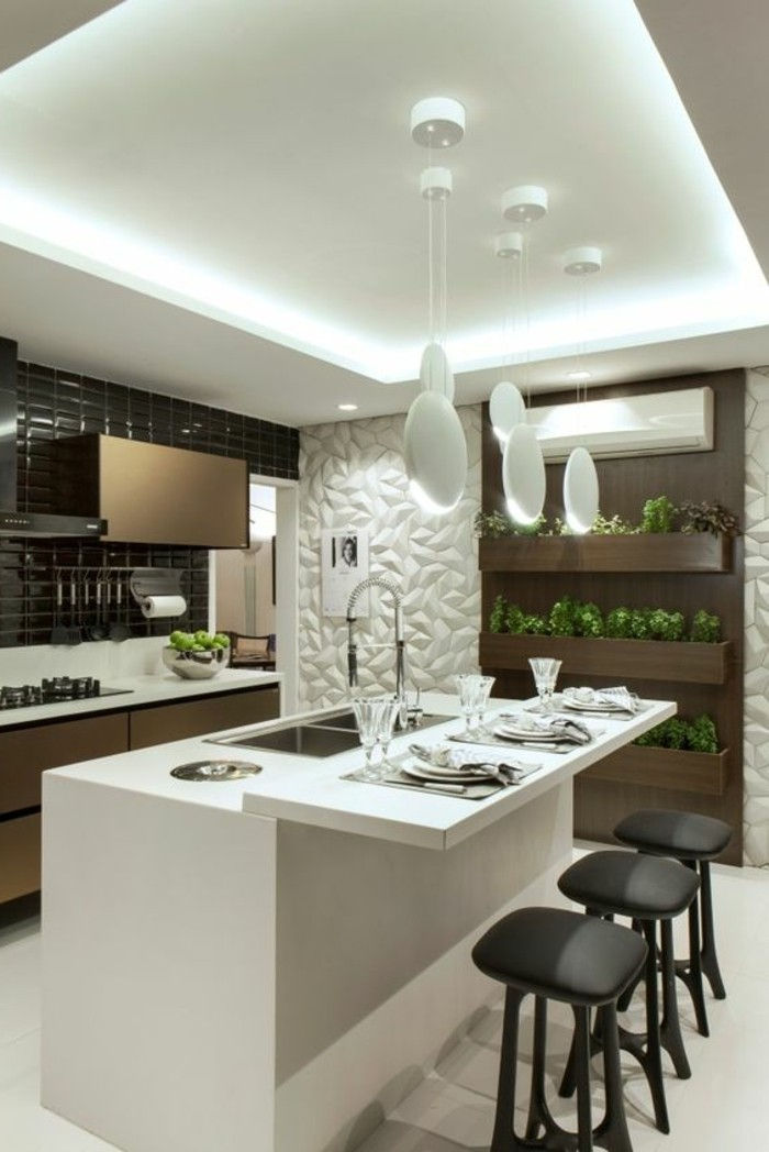20 wohnideen-kuchyňa-bielo-stenový panel-Lamp kuchynský ostrovček-čierno stoličky rastlina