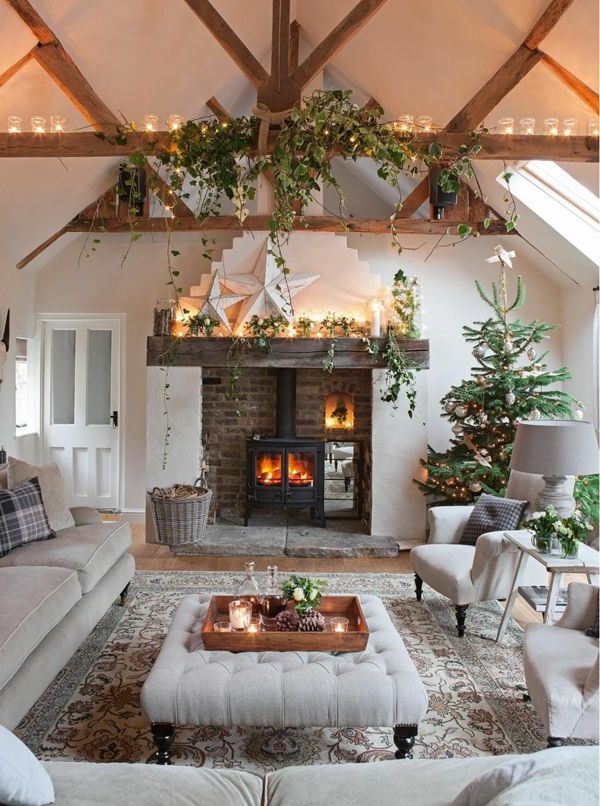 bela božična dekoracija dnevna soba s kaminom