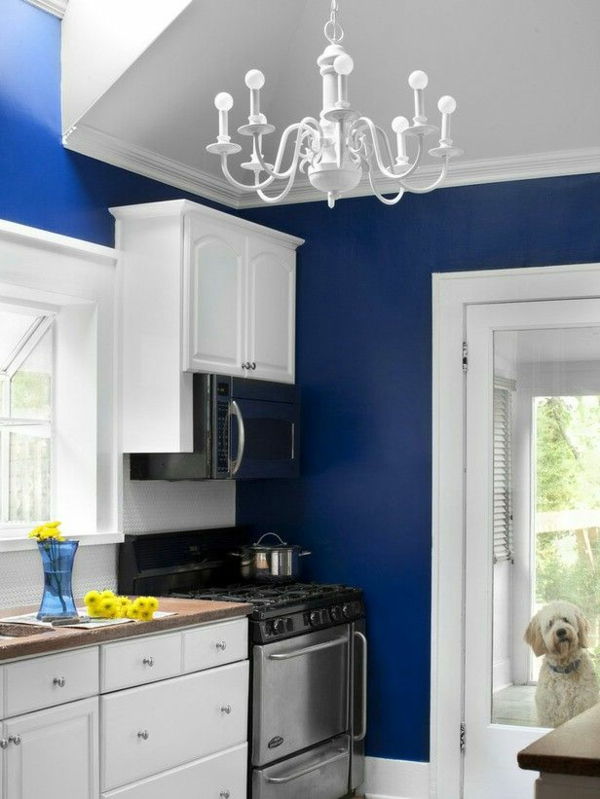 candelabru alb într-o mică bucătărie albastră