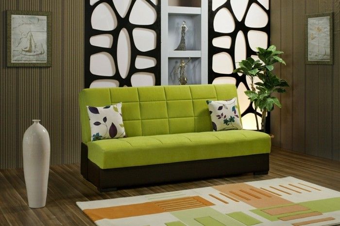 2farbgestaltung vardagsrum-grön-soffa färgad matt trägolv dekorativ vas dekorativa väggafroväxt kuddar-med-mönster respekt