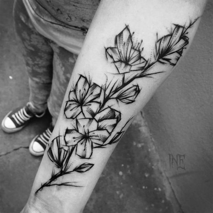 Tatuiruotės prasmė, abstrakčios tatuiruotės juodos ir pilkos ant dilbio