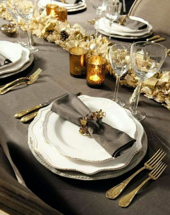 3-weihanchtsdeko-hemlagad-grå-bordsduk Golden Ljusstake bestick-vinsyra glaser