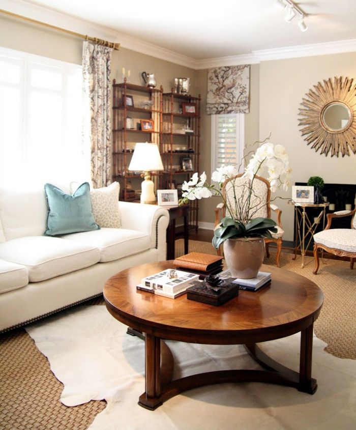 Nápady na dekoráciu obývacej izby: guľatý drevený konferenčný stolík s bielou orchideou na dekoráciu