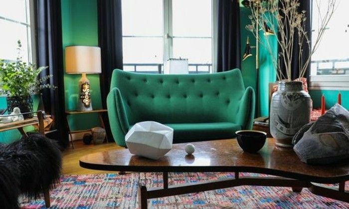 3feng shui färg färg design-living-grön-soffa-grön vägg-svart-gardin-färgad matta ovala trä bords tischdeko-vas-indirekt ljus