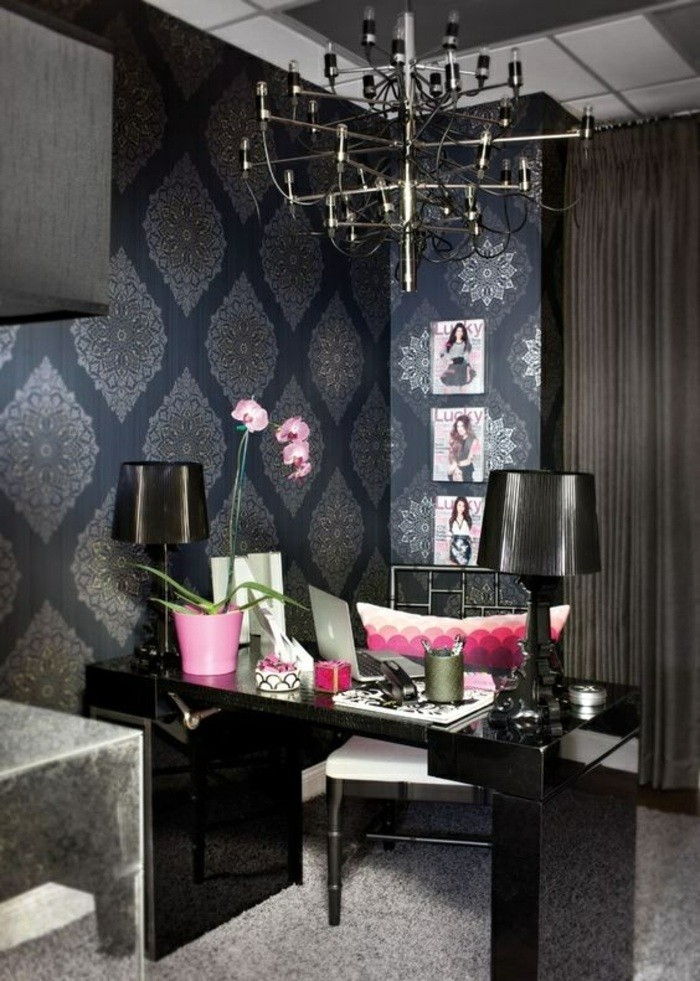 4-arbeitszimmer-make-wallpaper-juoda-stendas lempos-liustra-gėlių-juoda-rašomasis stalas